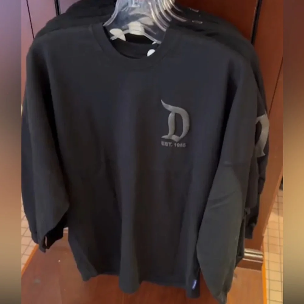 2025 Disneyland Black Spirit Jersey New - Picture 2 of 2